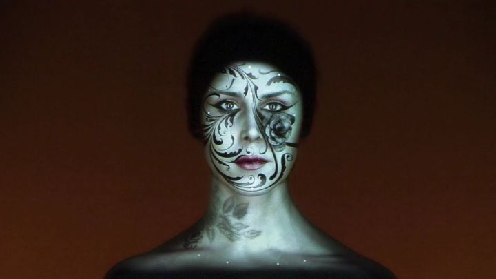 Удивительное шоу на лице девушки, созданное c помощью 3D-проекции 
