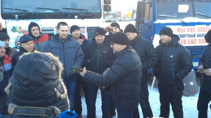Лидер ДДТ Юрий Шевчук спел для протестующих дальнобойщиков 