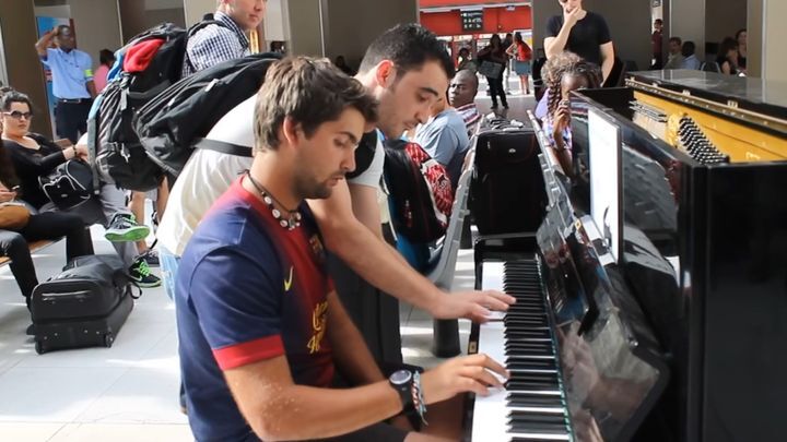 Ничто так не сближает людей, как хорошая музыка! Незабываемая импровизация незнакомцев на вокзале в Париже 