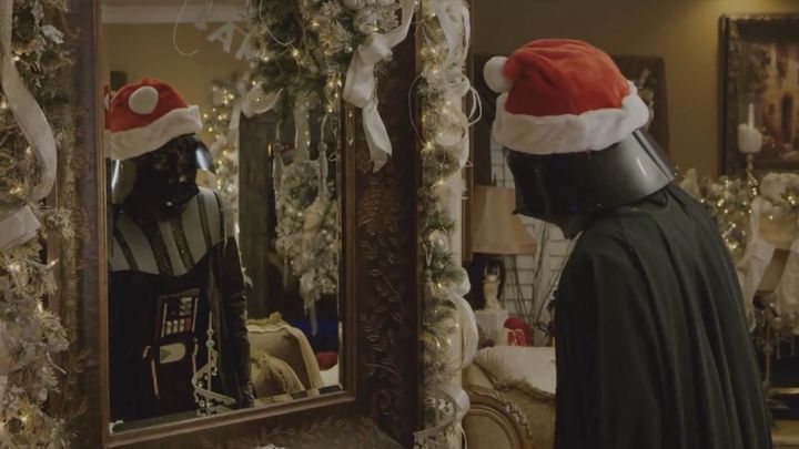Почувствуйте темную сторону силы Рождества: милейший новогодний ролик про Дарт Санту 