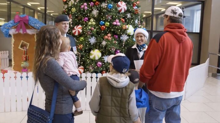Канадская авиакомпания сотворила тысячи рождественских чудес для людей в разных странах  