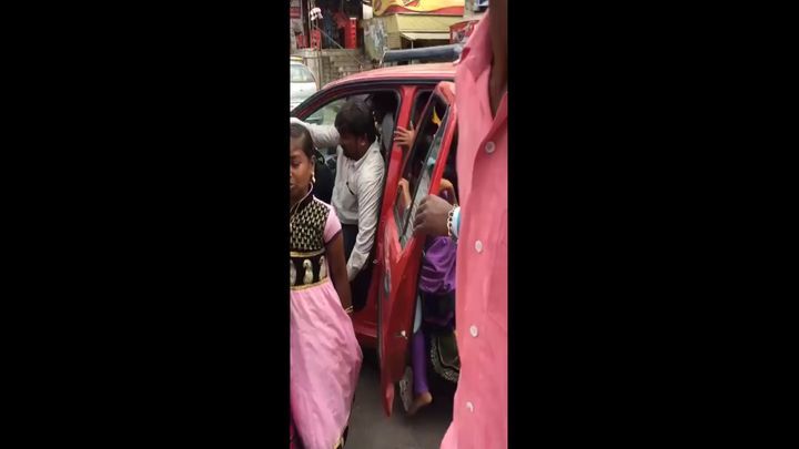 Сколько индийских детей помещается в легковом автомобиле 