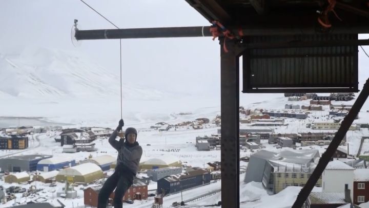  Физик прыгнул с 14-метровой высоты без страховки, использовав гирю в качестве противовеса 