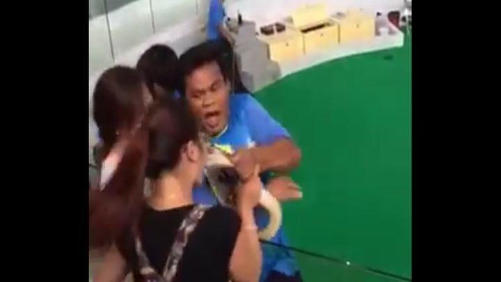 В Таиланде питон укусил за нос туристку, пытавшуюся его поцеловать 