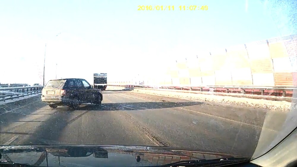 Range Rover убрался в отбойник 