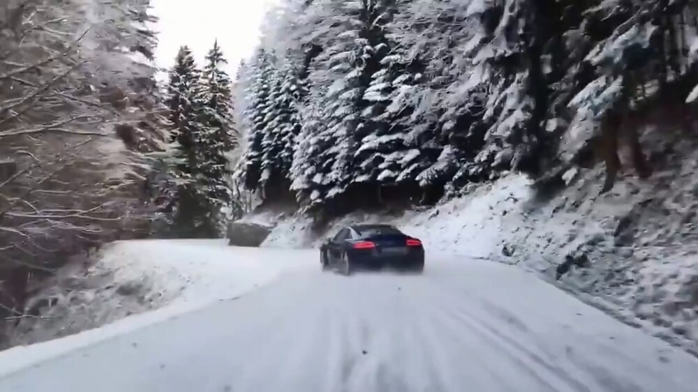 Снежный дрифт на Audi R8 по горе 