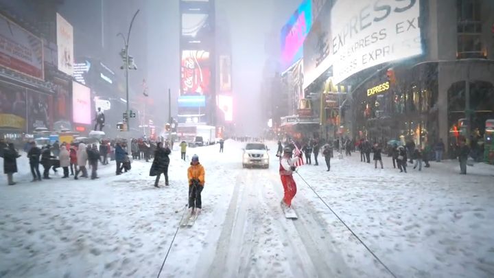 Вот к чему приводит снегопад в Нью-Йорке!  Катание на сноуборде и лыжах по улицам города 