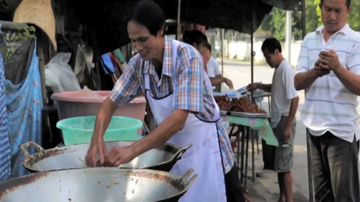 Удивительный повар из Тайланда может спокойно опускать руки в чан с кипящим маслом 