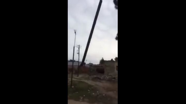 Падение трубы на рабочего в Баку  