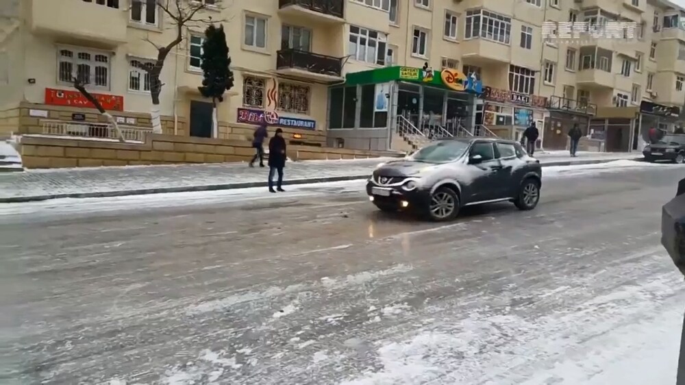 Гололедица на дорогах в Баку 