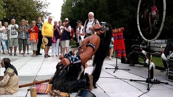 Все зрители потеряли дар речи, когда этот мужчина из индейского племени начал играть «Последний из могикан» 