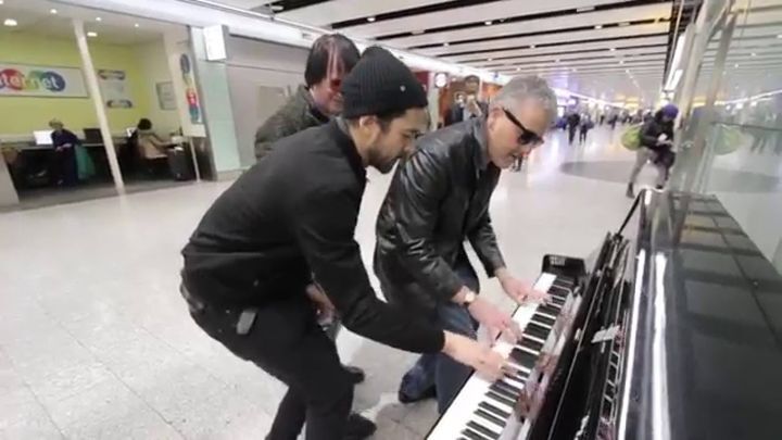  Зажигательное буги-вуги на пианино в аэропорту 