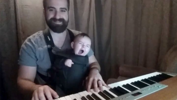 Этот малыш не мог заснуть из-за ушной боли, поэтому папа сыграл ему колыбельную на пианино!  