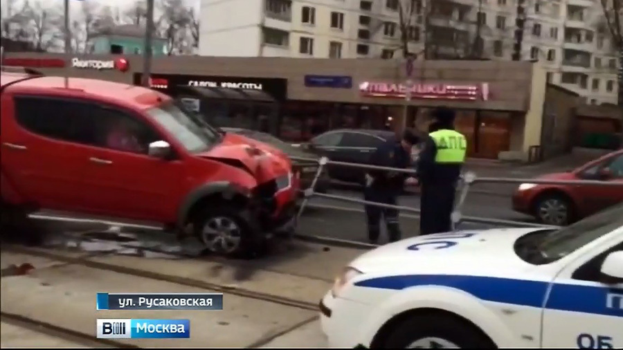 Авария дня.  В Москве иномарка протаранила трамвайную остановку 