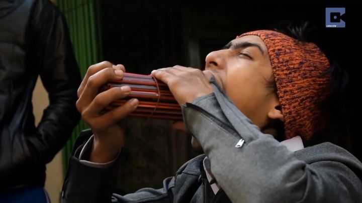 Рекорды бывают разными. Жителю Непала удалось засунуть в рот 138 карандашей 