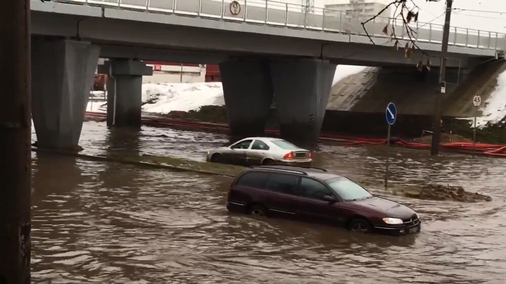 Потоп на дороге в Москве 