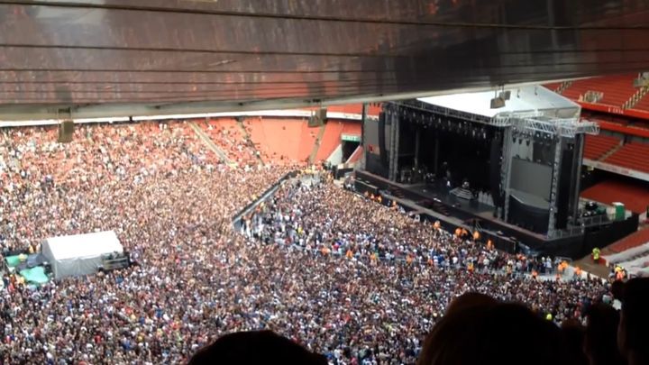 В ожидании концерта Green Day, организаторы включили для 60000 зрителей Bohemian Rhapsody. Дух захватывает! 
