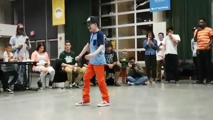 Когда этот 10-летний мальчик начал танцевать, все в зале были поражены 