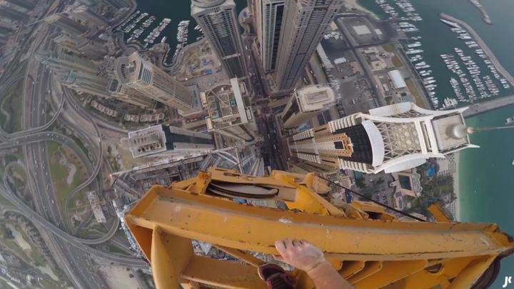Экстремал без страховки взобрался на вершину 427-метрового небоскрёба в Дубае 
