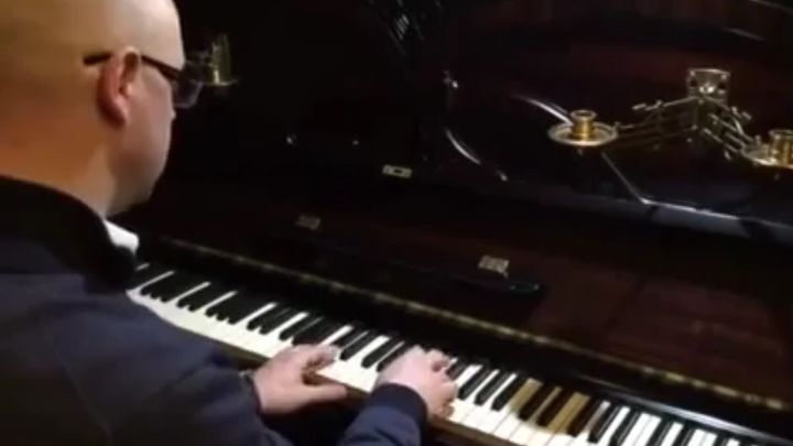 Сенатор Антон Беляков сыграл «Экспонат» на фортепиано  