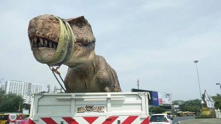 Отрезвляющая пробка: "оживший" гигантский тираннозавр перепугал жителей Бангкока 