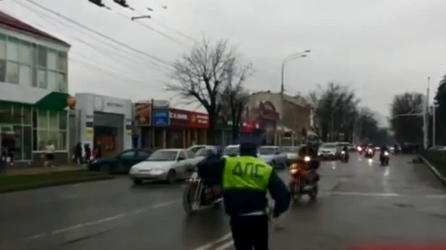 Мотоциклистка влетела в ограждения в Краснодаре 