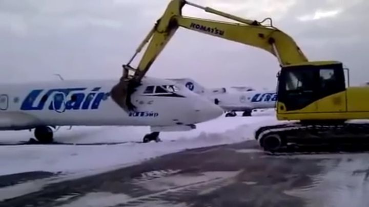 Рабочий российского аэропорта разрушил экскаватором самолет после того, как его уволили   