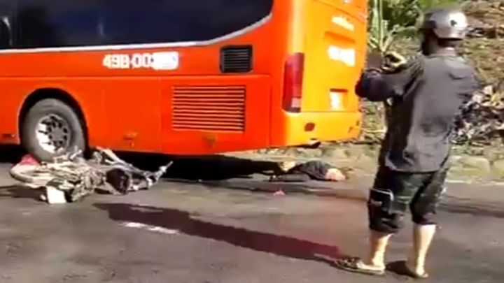 Скутерист попал под автобус 