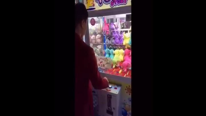 Китайский разоритель автоматов с игрушками 