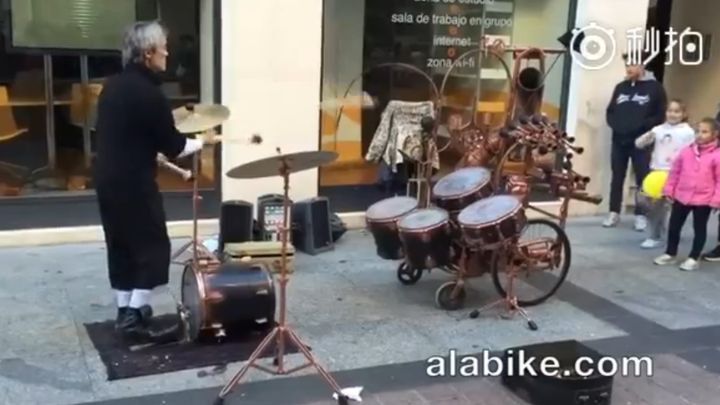Уличный музыкант-жонглер на улицах Сарагосы 