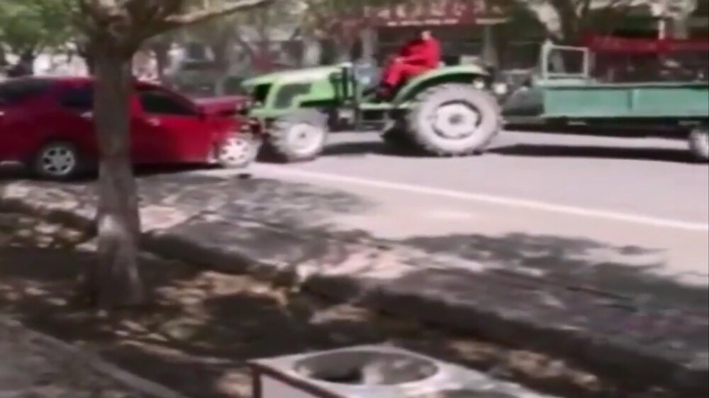 Тракторист убрал незаконно припаркованные автомобили 