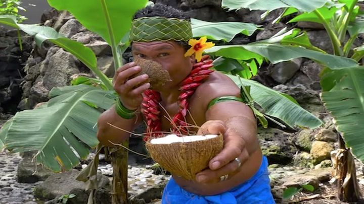 Как разделывают кокос в Самоа 