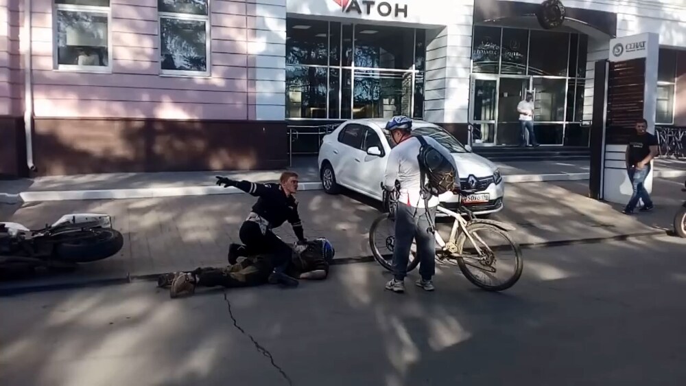 18 мая в Екатеринбурге гаишник на мотоцикле BMW от Первомайской несколько кварталов гнался за байкером и в итоге задержал его рядом с резиденцией губернатора. 