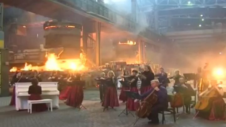 Оркестр исполнил главную тему «Игры престолов» в огненном чреве металлургического комбината имени Ильича 