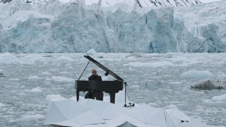 Итальянский композитор сыграл на рояле на льдине 
