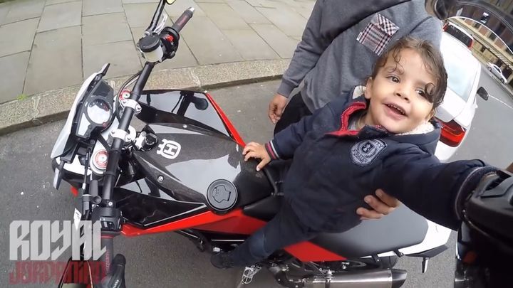 Мотоциклист осчастливил ребенка, позволив ему посидеть на своем байке 