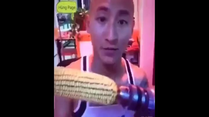 Азиат выбил себе зубы поедая вращающуюся на дрели кукурузу 