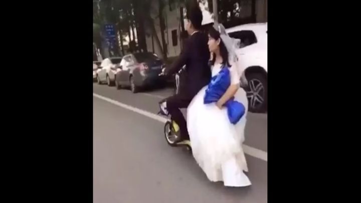 Берегите любимых: жених уронил невесту со скутера и не заметил этого 