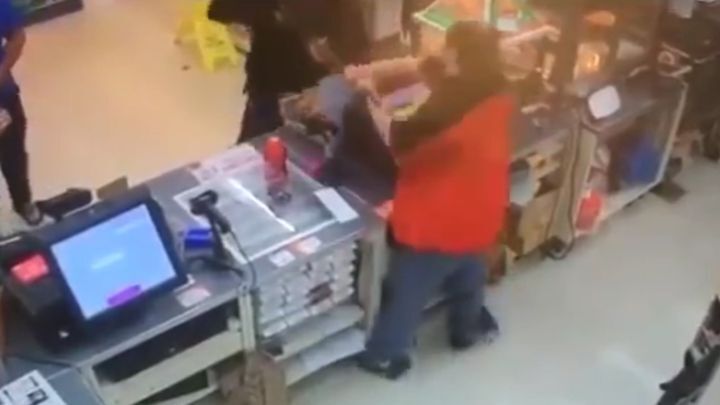 Бесстрашный кассир в супермаркете выхватил дробовик из рук грабителя 