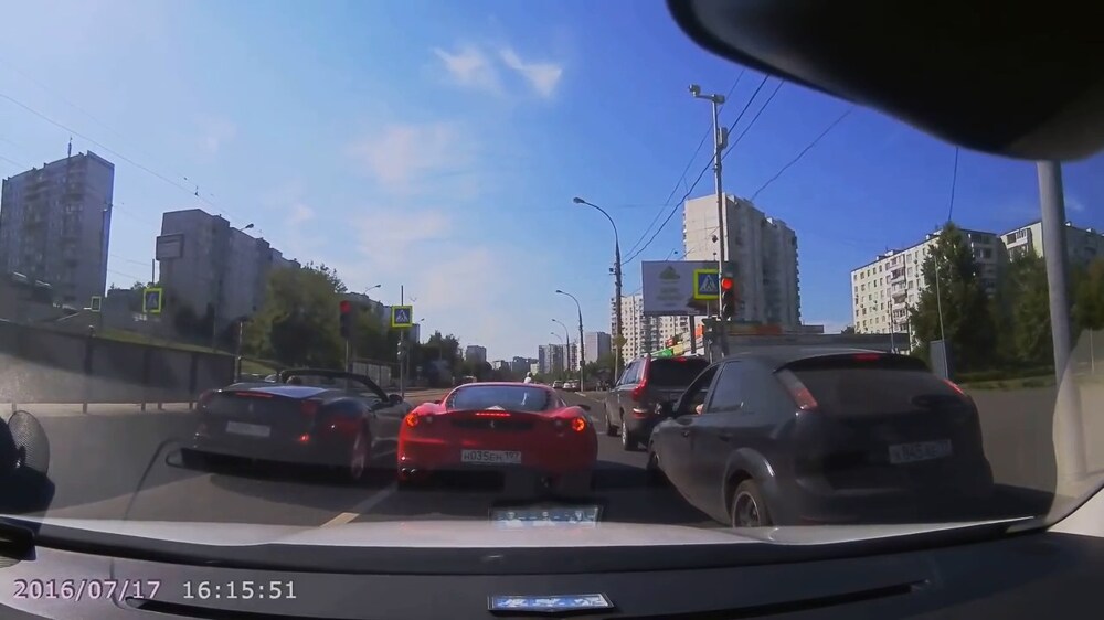 На камеру видеорегистратора проезжающего место инцидента автомобиля попал момент, на котором видно, как владелец Ferrari бьет ногой пенсионера. Смотреть с 1:55 