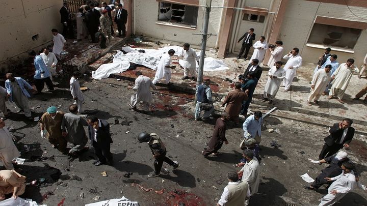 При взрыве в пакистанской больнице погибли более 90 человек 