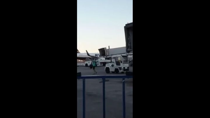 Опоздавший пассажир бросился догонять уже взлетающий самолет 