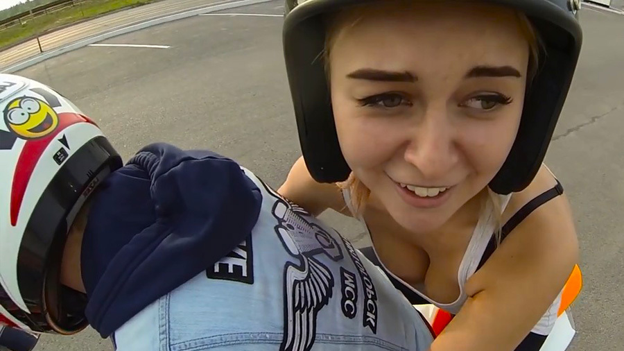 Пышногрудую девушку прокатили на мотоцикле 