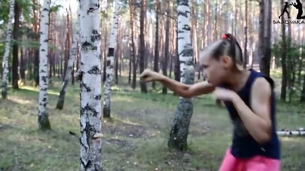 Самая быстрая девочка из Казахстана крошит березу 