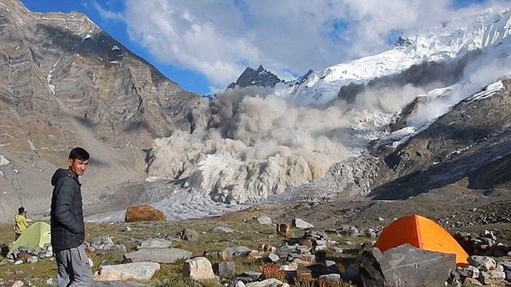 Зрелищный сход лавины в долине Занскар в Гималаях  