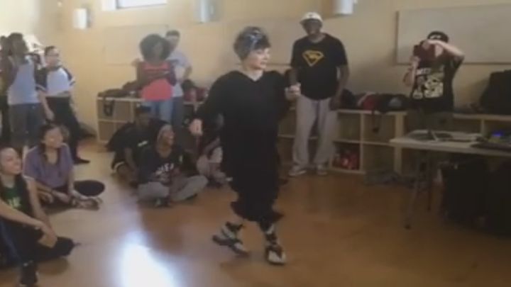 Когда вы увидите, как танцует эта бабушка, то не поверите, что ей 72 года 