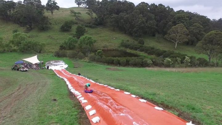 Как нужно провожать лето: катание на 100-метровой водной горке в Австралии 