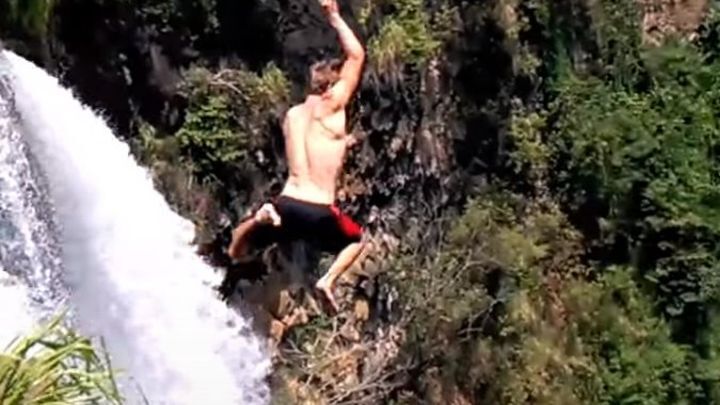  Прыжок в красивый водопад чуть не стал для любителя острых ощущений последним 