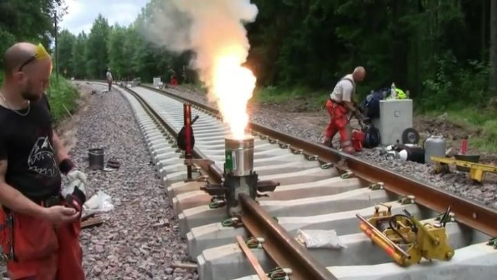  Термитная сварка рельс на железной дороге в Швеции 