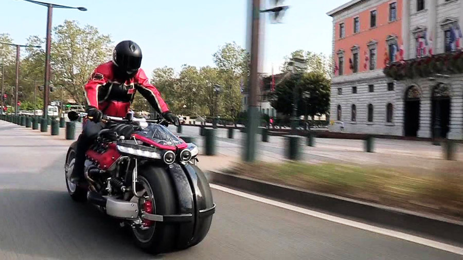 Мотоцикл с мотором Maserati V8 в городе 